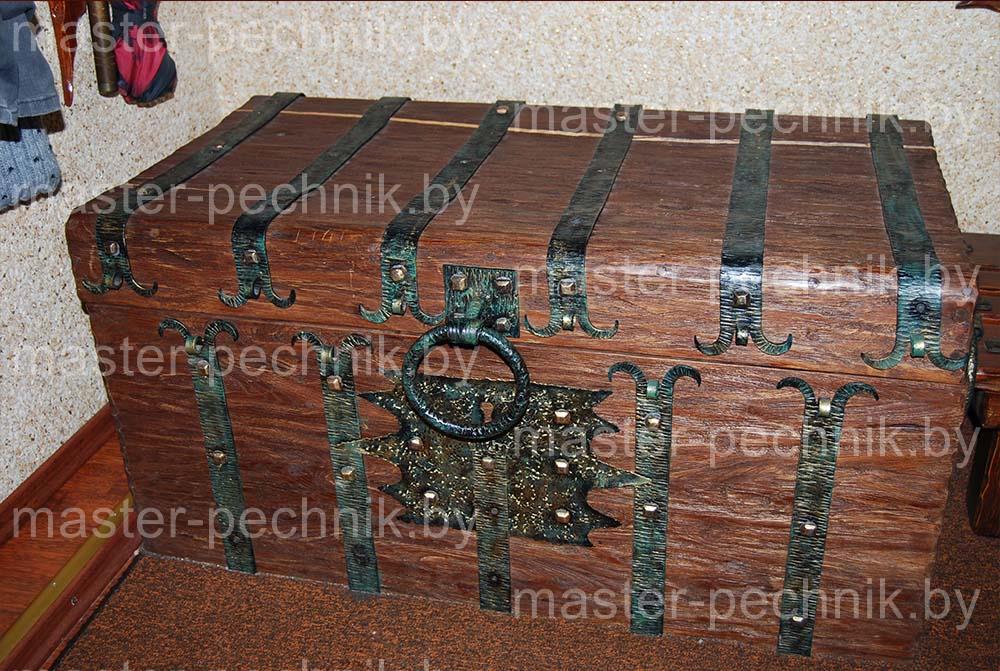 Авторский сундук из массива с кованным орнаментом